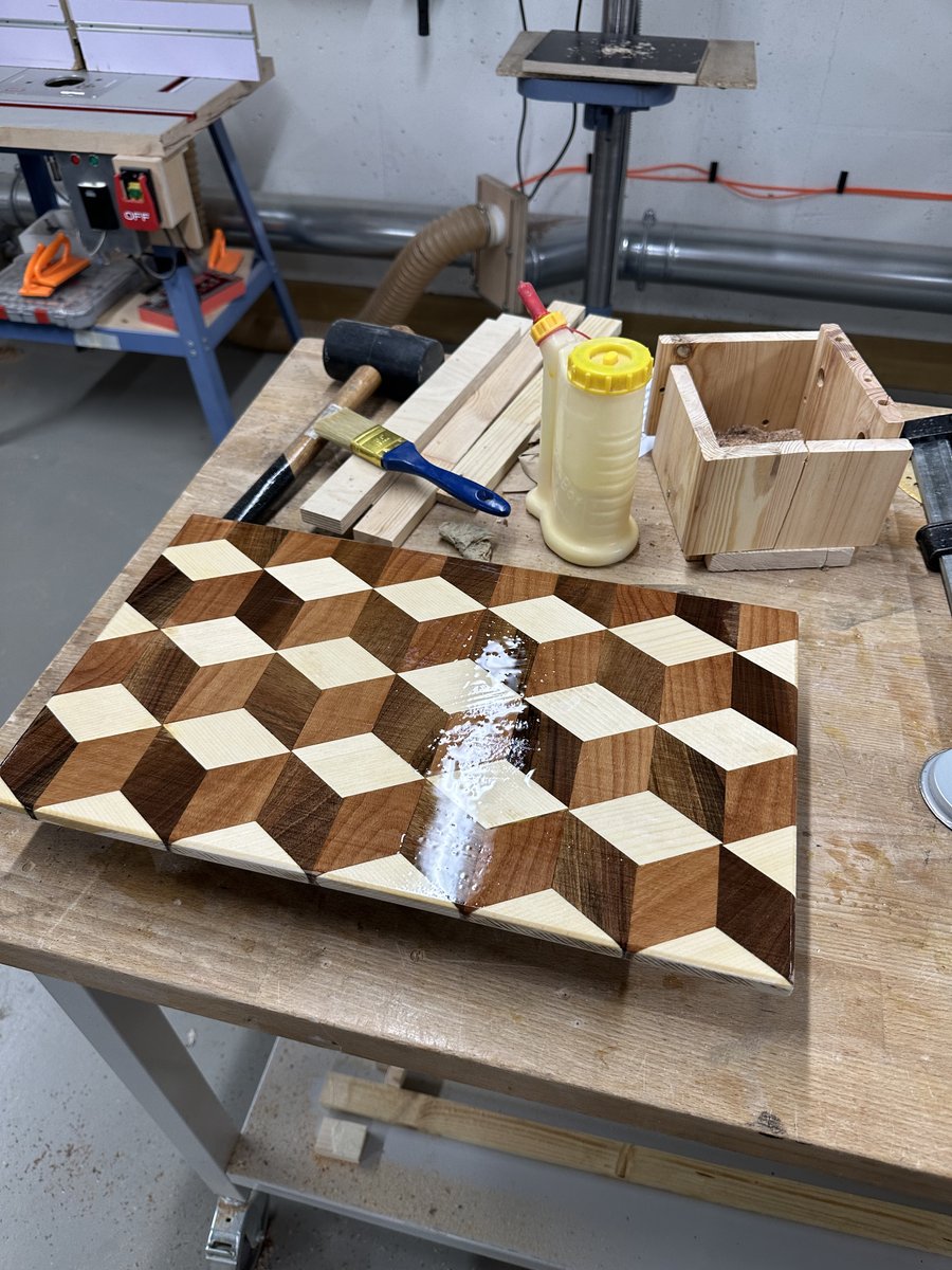 Fully oiled 3D cubes optical illusion board